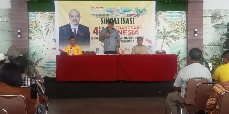 Ketua Fraksi Partai Golkar MPR RI Melchias Markus Mekeng saat memaparkan materi sosialisasi Empat Pilar Kebangsaan dihadapan peserta sosialisasi di Ballroom Olimpic Resto, Lewoleba, Kamis, 13 Maret 2025.