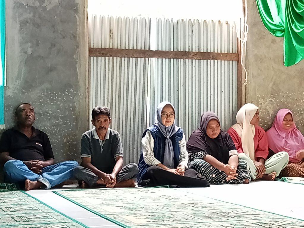 Ketua DPD Partai NasDem Kabupaten Lembata Yuni Damayanti saat berbicara di hadapan jemaah Mushola Darul Rahma Hingalamamengi saat pembagian paket sembako di Mushola tersebut, Senin, 17 Maret 2025.