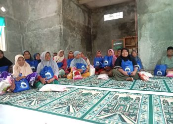 Jemaah Mushola Darul Rahma Desa Hingalamamengi, Kecamatan Omesuri, penerima bantuan berkah Ramadhan dari Julie Sutrisno Laiskodat, anggota DPR RI dari Fraksi Partai NasDem.