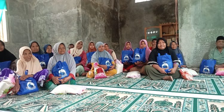 Jemaah Mushola Darul Rahma Desa Hingalamamengi, Kecamatan Omesuri, penerima bantuan berkah Ramadhan dari Julie Sutrisno Laiskodat, anggota DPR RI dari Fraksi Partai NasDem.