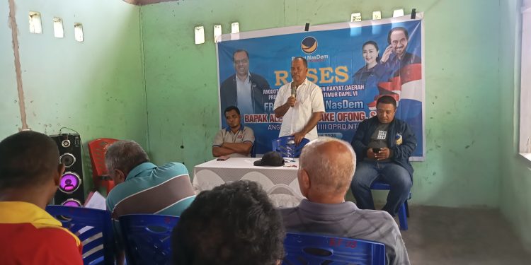 Alexander Take Orang, anggota DPRD Provinsi NTT dari Fraksi Partai NasDem saat reses di Desa Hoelea 2, Kecamatan Omesuri, Kabupaten Lembata, Kamis, 20 Maret 2025.