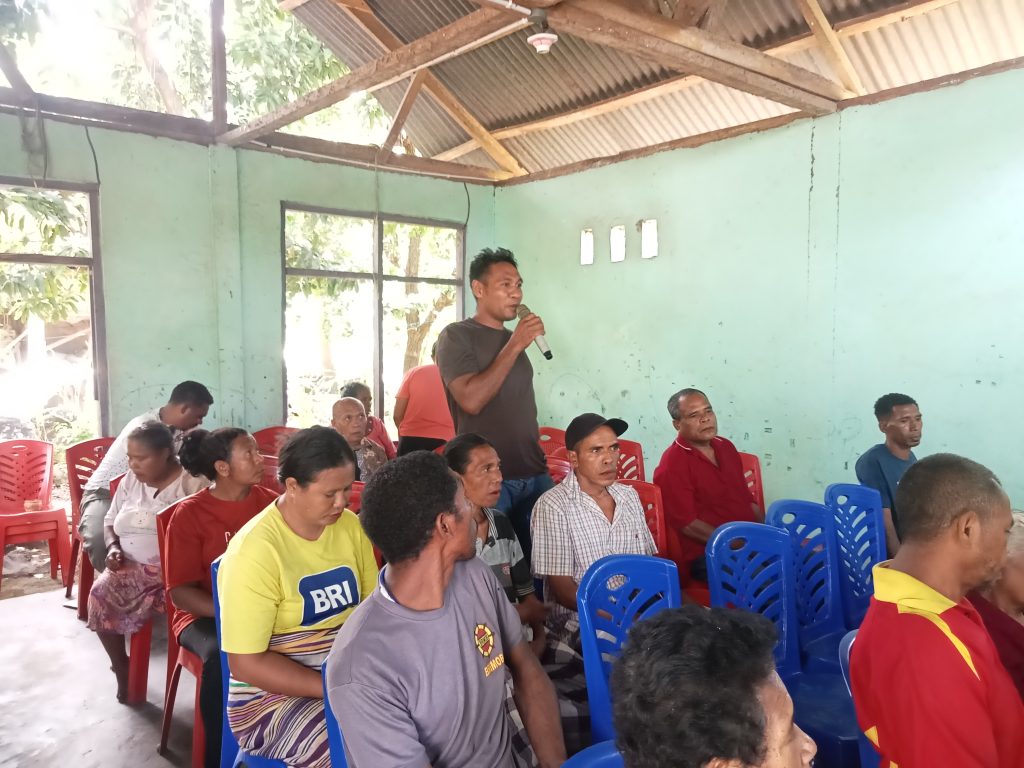 Indonesia, tokoh muda Desa Hoelea saat menyampaikan aspirasi saat reses anggota DPRD NTT dari Fraksi Partai NasDem Alexander Take Ofing di Desa Hoelea 2, Kamis, 20 Maret 2025.