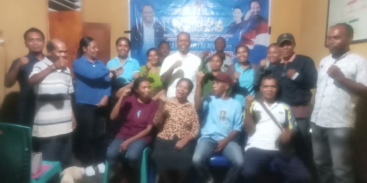 Alexander Take Orang, anggota DPRD NTT dari Fraksi Partai NasDem foto bersama warga Desa Puor, Kecamatan Wulandoni, Lembata usai reses di kantor desa setempat Kamis, 20 Maret 2025.