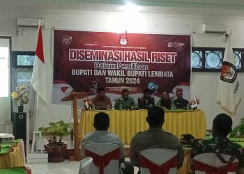 Ketua KPU Lembata Hermanus Haron Tadon bersama komisioner KPU Lembata dan Sekretaris KPU saat pembukaan kegiatan Diseminasi Hasil Riset Pilkada Bupati dan Wakil Bupati Lembata Tahun 2024 di aula Lembata Indah Hotel, Sabtu, 22 Maret 2025.