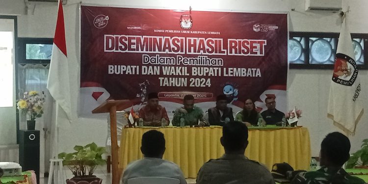Ketua KPU Lembata Hermanus Haron Tadon bersama komisioner KPU Lembata dan Sekretaris KPU saat pembukaan kegiatan Diseminasi Hasil Riset Pilkada Bupati dan Wakil Bupati Lembata Tahun 2024 di aula Lembata Indah Hotel, Sabtu, 22 Maret 2025.