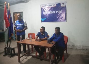 AS kab PSSI Lembata, dari kiri, Agus Koten, Sekretaris Umum, Gusti Making, Ketua, dan Abdul Syukur Wulakada, Wakil Ketua dan Manajer Tim Persebata saat menggelar konverensi pers di Taman Duang, Kota Lewoleba, Sabtu, 29 Maret 2025.