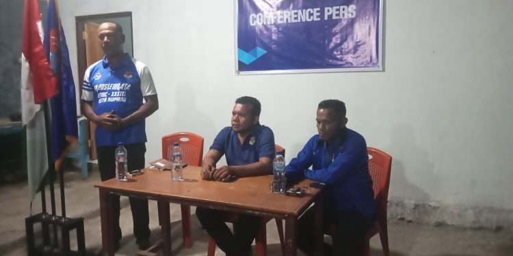 AS kab PSSI Lembata, dari kiri, Agus Koten, Sekretaris Umum, Gusti Making, Ketua, dan Abdul Syukur Wulakada, Wakil Ketua dan Manajer Tim Persebata saat menggelar konverensi pers di Taman Duang, Kota Lewoleba, Sabtu, 29 Maret 2025.