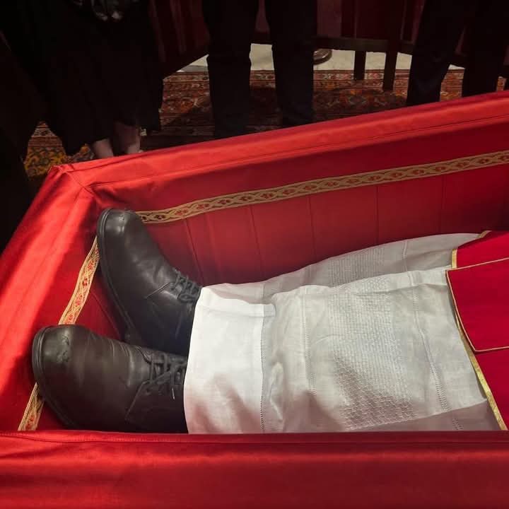 Sepatu sederhana yang dikenakan mendiang Paus Fransiskus