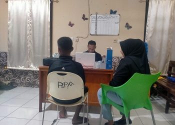 Anak korban penganiayaan di Desa Normal 1, Kecamatan Omesuri menjalani pemeriksaan di Unit PPA Polres Lembata, Senin, 7 April 2025.