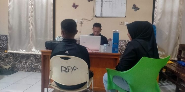 Anak korban penganiayaan di Desa Normal 1, Kecamatan Omesuri menjalani pemeriksaan di Unit PPA Polres Lembata, Senin, 7 April 2025.