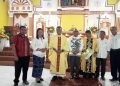 Bupati Lembata Petrus Kanisius Tuaq dan Ketua Tim Penggerak PKK Kabupaten Lembata Ursula S Bayo foto bersama Pastor Paroki dan pastor serta Dewan Pastoral Paroki Salib Suci Hoelea usai merayakan Misa Malam Paskah di gereja tersebut, Sabtu, 19 April 2025 malam.