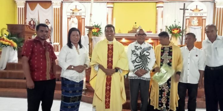 Bupati Lembata Petrus Kanisius Tuaq dan Ketua Tim Penggerak PKK Kabupaten Lembata Ursula S Bayo foto bersama Pastor Paroki dan pastor serta Dewan Pastoral Paroki Salib Suci Hoelea usai merayakan Misa Malam Paskah di gereja tersebut, Sabtu, 19 April 2025 malam.