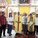Bupati Lembata Petrus Kanisius Tuaq dan Ketua Tim Penggerak PKK Kabupaten Lembata Ursula S Bayo foto bersama Pastor Paroki dan pastor serta Dewan Pastoral Paroki Salib Suci Hoelea usai merayakan Misa Malam Paskah di gereja tersebut, Sabtu, 19 April 2025 malam.