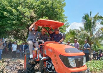 Ahmad Yohan, Wakil Ketua Komisi IV DPR-RI dari Fraksi Partai Amanat Nasional didampingi Bupati Lembata Petrus Kanisius Tuaq dan Wakil Bupati Muhamad Nasir melakukan ujicoba traktor bantuan usai penyerahan kepada kelompok tani dari Ile Ape di Desa Waijarang, Kecamatan Nubatukan, Sabtu, 5 April 2025.