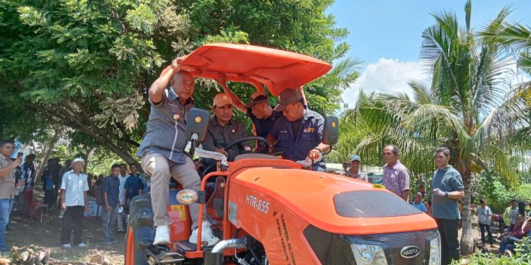 Ahmad Yohan, Wakil Ketua Komisi IV DPR-RI dari Fraksi Partai Amanat Nasional didampingi Bupati Lembata Petrus Kanisius Tuaq dan Wakil Bupati Muhamad Nasir melakukan ujicoba traktor bantuan usai penyerahan kepada kelompok tani dari Ile Ape di Desa Waijarang, Kecamatan Nubatukan, Sabtu, 5 April 2025.