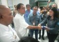 Gubernur NTT Melkiades Laka Lena menyaksikan pembayaran non-tunai menggunakan mesin EDC Bank NTT saat launching pembayaran retribusi pelayanan kesehatan di Puskesmas Hadakewa, Kecamatan Lebatukan, Kabupaten Lembata, Rabu, 16 April 2025.