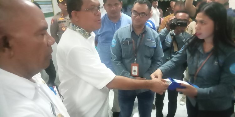 Gubernur NTT Melkiades Laka Lena menyaksikan pembayaran non-tunai menggunakan mesin EDC Bank NTT saat launching pembayaran retribusi pelayanan kesehatan di Puskesmas Hadakewa, Kecamatan Lebatukan, Kabupaten Lembata, Rabu, 16 April 2025.