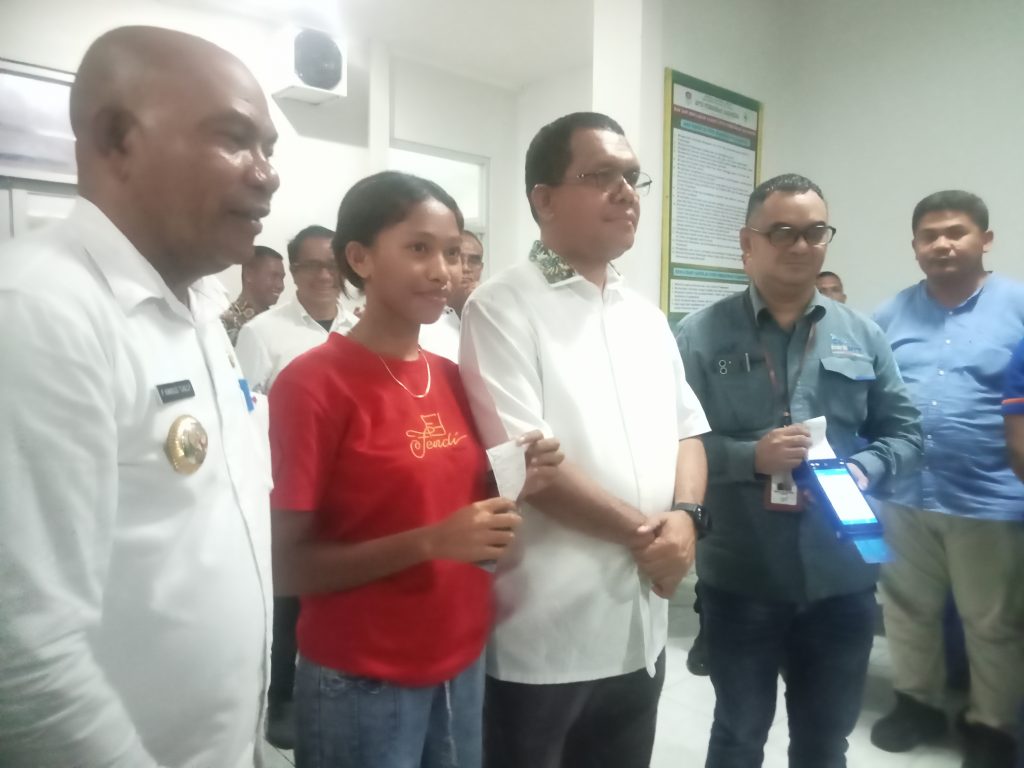 Gubernur NTT Melkiades Laka Lena didampingi Bupati Lembata P Kanisius Tu aq dan Kepala Bank NTT Cabang Lewoleba Eighbert Balik foto bersama pasien yang melakukan pembayaran non tunai saat launcing pembayaran retribusi pelayanan kesehatan di Puskesmas Hadakewa, Kecamatan Lebatukan, Rabu, 16 April 2025.