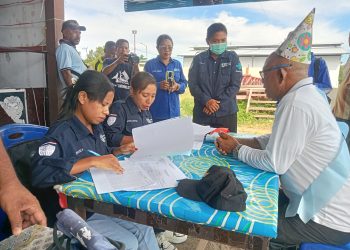 Bupati Lembata Petrus Kanisius Tuaq saat melakukan pemeriksaan kesehatan usai aksi bersihkan sampah merayakan hari ulang tahunnya yang ke-56.