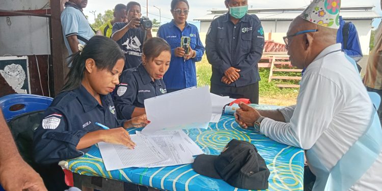 Bupati Lembata Petrus Kanisius Tuaq saat melakukan pemeriksaan kesehatan usai aksi bersihkan sampah merayakan hari ulang tahunnya yang ke-56.