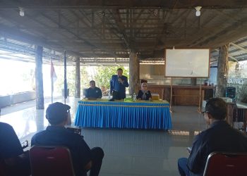 Anggota Komisi IV DPR RI dari Fraksi Partai NasDem Hasilkan Suleman Hamzah saat berbicara dalam pertemuan tatap muka dengan jajaran pengurus DPD Partai NasDem Lembata di Kuma Resor, Wai jarang, Selasa, 29 April 2025.