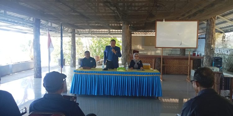 Anggota Komisi IV DPR RI dari Fraksi Partai NasDem Hasilkan Suleman Hamzah saat berbicara dalam pertemuan tatap muka dengan jajaran pengurus DPD Partai NasDem Lembata di Kuma Resor, Wai jarang, Selasa, 29 April 2025.
