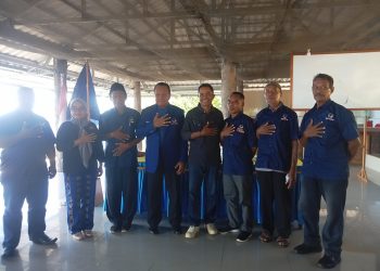 Anggota Komisi IV DPR RI dari Fraksi Partai NasDem didampingi Ketua DPD NasDem Lembata Yuni Damayanti dan Sekretaris Yoseph AH Making foto bersama Dewan Pakar dan Dewan Pertimbangan DPD Partai NasDem Lembata usai tatap muka di Kuma Resor, Waijarang, Selasa, 29 April 2029.