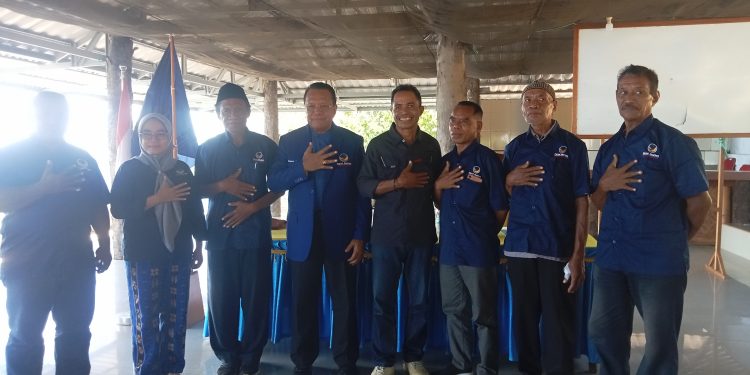 Anggota Komisi IV DPR RI dari Fraksi Partai NasDem didampingi Ketua DPD NasDem Lembata Yuni Damayanti dan Sekretaris Yoseph AH Making foto bersama Dewan Pakar dan Dewan Pertimbangan DPD Partai NasDem Lembata usai tatap muka di Kuma Resor, Waijarang, Selasa, 29 April 2029.