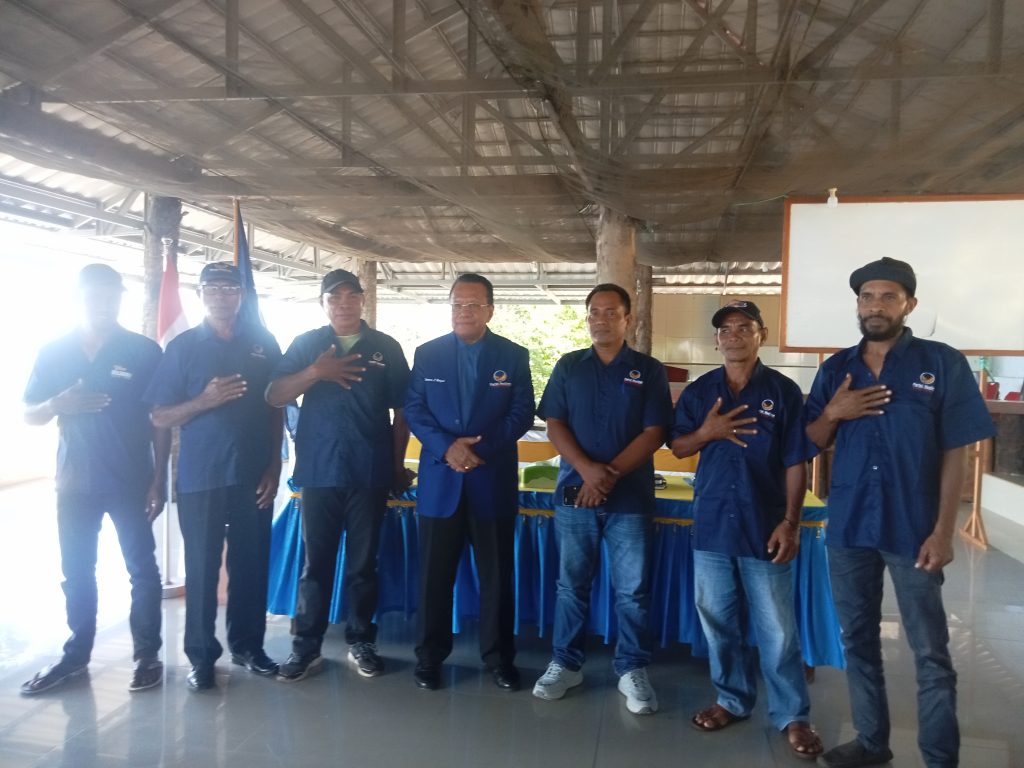 Pengurus DPC NasDem foto bersama anggota Komisi IV DPR RI dari Fraksi Partai NasDem H Suleman Hamzah usai tatap muka di Kuma Resor, Waijarang, Selasa 39 April 2025.