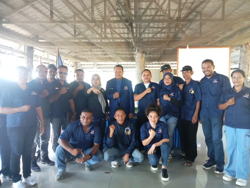Pengurus DPD Partai NasDem Lembata foto bersama H Suleman Hamzah, anggota Komisi IV DPR RI dari Fraksi Partai NasDem usai tatap muka di Kuma Resor, Waijarang, Kecamatan Nubatukan, Kabupaten Lembata, Selasa, 29 April 2025.