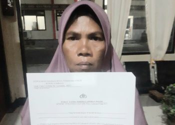 Siti Saran Jalil, seorang ibu asal Desa Normal 1 melaporkan kasus penganiayaan anak di bawah umur yang terjadi di Desa Normal 1, Kecamatan Omesuri, Jumat, 4 April 2025.