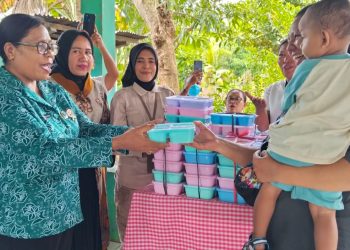 Ketua Tim Penggerak PKK Kabupaten Lembata Ursula S Bayo didampingi Wakil Ketua TP PKK Hj Nurmila Nasir memberikan makanan tambahan kepada Balita saat berkunjung di Posyandu Lamahora Barat, Kelurahan Lewoleba Timur, Kecamatan Nubatukan, pekan lalu.