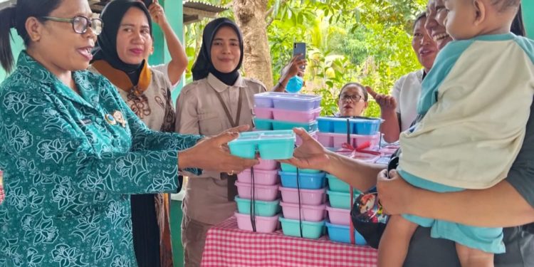 Ketua Tim Penggerak PKK Kabupaten Lembata Ursula S Bayo didampingi Wakil Ketua TP PKK Hj Nurmila Nasir memberikan makanan tambahan kepada Balita saat berkunjung di Posyandu Lamahora Barat, Kelurahan Lewoleba Timur, Kecamatan Nubatukan, pekan lalu.