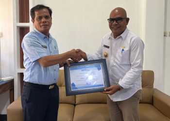 Bupati Lembata Petrus Kanisius Tuaq dan Kepala RRI Ende memegang plakat MoU usai penandatanganan kerja sama Penyiaran di kantor Bupati Flores Timur, Jumat 25 April 2025.