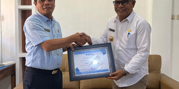 Bupati Lembata Petrus Kanisius Tuaq dan Kepala RRI Ende memegang plakat MoU usai penandatanganan kerja sama Penyiaran di kantor Bupati Flores Timur, Jumat 25 April 2025.