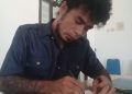 Jhon Batafor, anggota DPRD Lembata dari Fraksi Partai NasDem saat menandatangi surat yang akan disampaikan kepada Sekretaris DPRD untuk mengembalikan uang Bimtek yang sudah ditransfer ke rekeningnya.