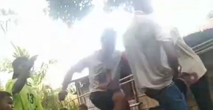 Anak berusia 12 tahun saat dianiaya kemudian ditelanjangi dan diarak keliling kampung di Desa Normal 1, Kecamatan Omesuri, Kabupaten Lembata pada Jumat, 4 April 2025.