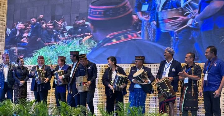 Ketua Umum Partai NasDem Surya Paloh didampingi para Bupati dan Wakil Bupati kader Partai NasDem menabuh gendang menandai pembukaan Rapat Kerja Wilayah Partai NasDem NTT di Labuan Bajo, Manggarai Barat, Kamis, 8 Mei 2025.