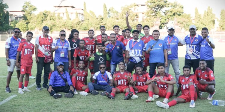 Manajer, tim pelatih, dan official Tim Persebata foto bersama para pemain merayakan kemenangan usai laga.