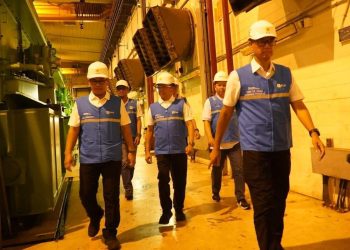 Direktur Utama PLN, Darmawan Prasodjo (kanan), Direktur Manajemen Pembangkitan, Adi Lumakso (kiri), Direktur Transmisi & Perencanaan Sistem, Evy Haryadi (kedua dari kiri), Direktur Distribusi PLN, Adi Priyanto (ketiga dari kiri), beserta jajaran manajemen PLN ketika terjun langsung ke Pembangkit Listrik Tenaga Diesel dan Gas (PLTDG) Pesanggaran pada Sabtu dini hari, 3 Mei 2025.