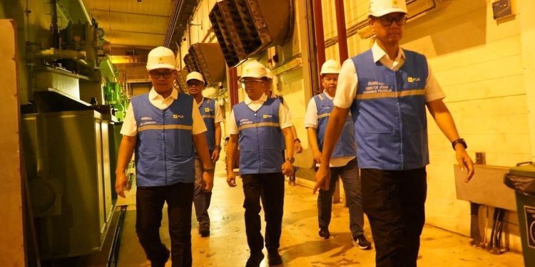 Direktur Utama PLN, Darmawan Prasodjo (kanan), Direktur Manajemen Pembangkitan, Adi Lumakso (kiri), Direktur Transmisi & Perencanaan Sistem, Evy Haryadi (kedua dari kiri), Direktur Distribusi PLN, Adi Priyanto (ketiga dari kiri), beserta jajaran manajemen PLN ketika terjun langsung ke Pembangkit Listrik Tenaga Diesel dan Gas (PLTDG) Pesanggaran pada Sabtu dini hari, 3 Mei 2025.