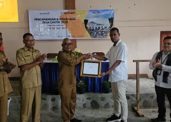 Bupati Lembata Petrus Kanisius Tuaq menyerahkan plakat Desa Cinta Statistik kepada Kepala Desa Hadakewa Klemen Keamanan saat pembukaan program Desa Cantik, Selasa, 6 Mei 2025.