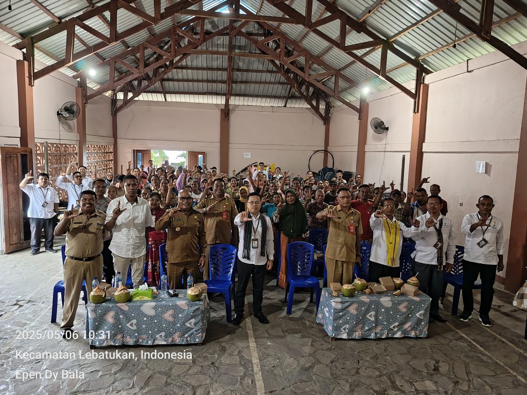 Bupati Lembata Petrus Kanisius Tuaq foto bersama peserta kegiatan.