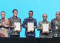 Direktur Utama PLN, Darmawan Prasodjo (tengah) ketika menandatangani _Memorandum of Agreement_ (MoA) bersama Kontraktor Masela PSC - (INPEX Masela Ltd., PT Pertamina Hulu Energi Masela, dan Petronas Masela Sdn. Bhd) dalam rencana pemanfaatan Liquid Natural Gas (LNG) dari proyek Abadi LNG dalam agenda The 49th IPA Convention & Exhibition di ICE BSD, Tangerang pada Rabu, 21 Mei 2025.
