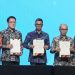 Direktur Utama PLN, Darmawan Prasodjo (tengah) ketika menandatangani _Memorandum of Agreement_ (MoA) bersama Kontraktor Masela PSC - (INPEX Masela Ltd., PT Pertamina Hulu Energi Masela, dan Petronas Masela Sdn. Bhd) dalam rencana pemanfaatan Liquid Natural Gas (LNG) dari proyek Abadi LNG dalam agenda The 49th IPA Convention & Exhibition di ICE BSD, Tangerang pada Rabu, 21 Mei 2025.