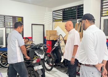 CEO Sheffield Education Group Australia, Daljit S Monga mengunjungi SMKN 3 Mataram binaan PT PLN (Persero) UIP Nusra, Rabu, 14 Mei 2025. Ia berkesempatan meninjau sepeda motor listrik kreasi siswa SMKN 3 Mataram.