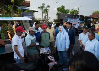 Wakil Gubernur NTB, Indah Dhamayanti Putri atau yang akrab disapa Dinda mengunjungi stan SMKN 3 Mataram dan berbincang dengan guru dan siswa perakit buggy car dan motor konversi yang dieksibisi.