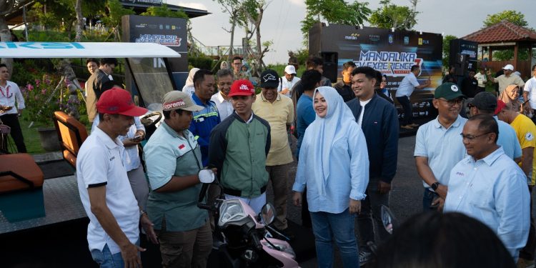 Wakil Gubernur NTB, Indah Dhamayanti Putri atau yang akrab disapa Dinda mengunjungi stan SMKN 3 Mataram dan berbincang dengan guru dan siswa perakit buggy car dan motor konversi yang dieksibisi.
