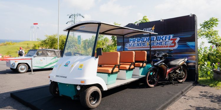 Mobil golf atau buggy car dan dua motor konversi hasil program konversi gratis karya siswa SMKN 3 Mataram binaan PT PLN (Persero) UIP Nusra yang dipamerkan di ajang Electric Vehicle (EV) Experience Chapter 3 2025 di Sirkuit Mandalika, Lombok Tengah, Selasa, 20 Mei 2025.