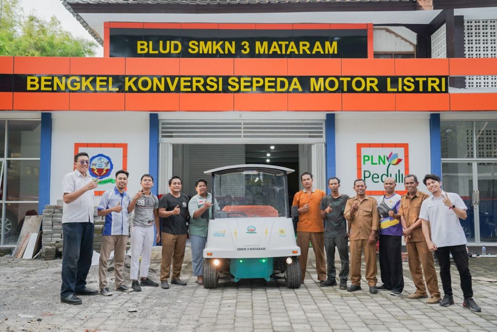 Mobil golf karya siswa SMKN 3 Mataram binaan PT PLN UIP Nusra saat dipersiapkan di bengkel konversi untuk mengikuti pameran.